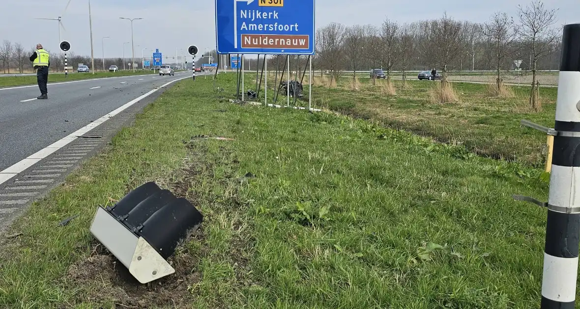 Auto ramt verkeerslicht en belandt op zijn zij in een greppel - Foto 2