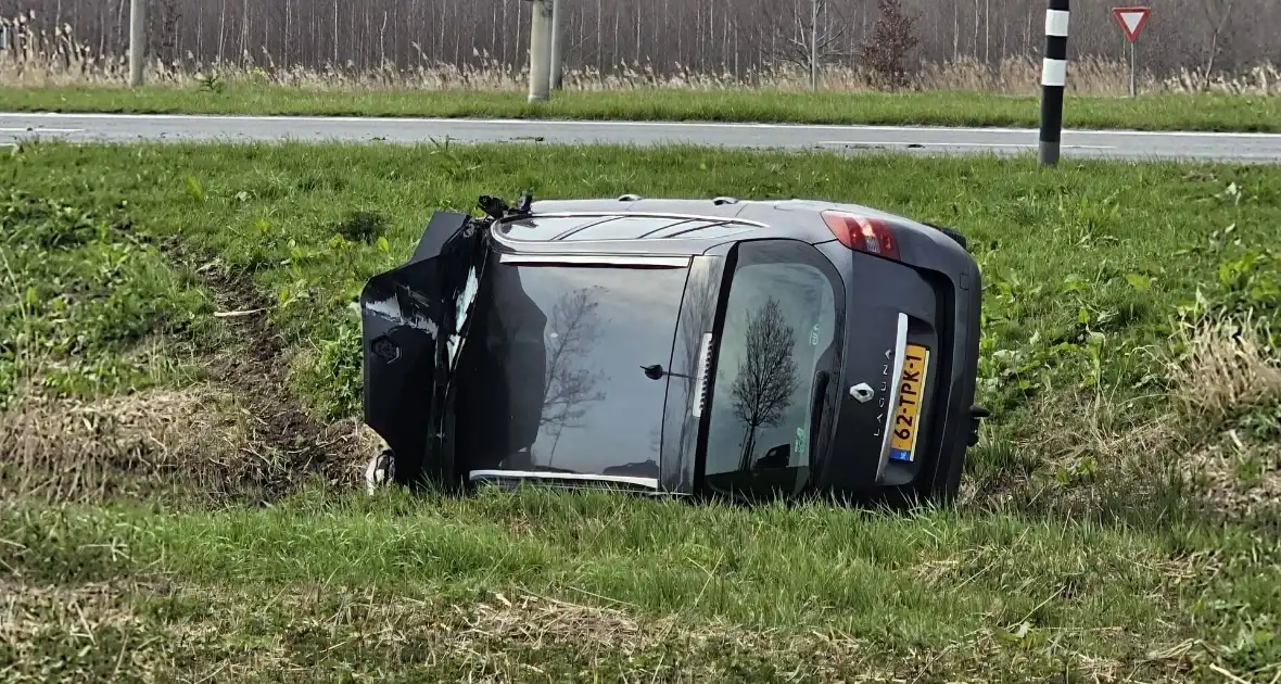 Auto ramt verkeerslicht en belandt op zijn zij in een greppel - Foto 3