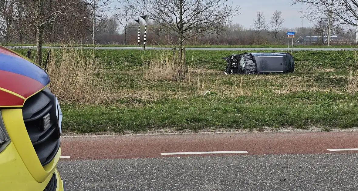 Auto ramt verkeerslicht en belandt op zijn zij in een greppel - Foto 4