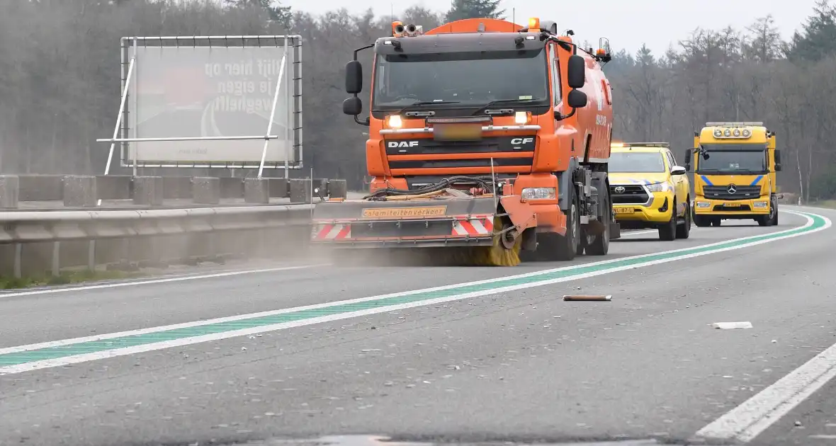 Meerdere auto's met lekke banden vanwege afgevallen lading