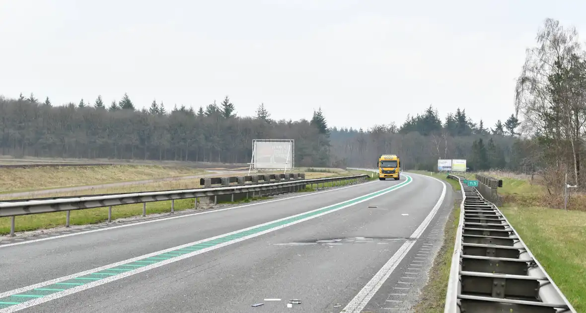 Meerdere auto's met lekke banden vanwege afgevallen lading - Foto 2