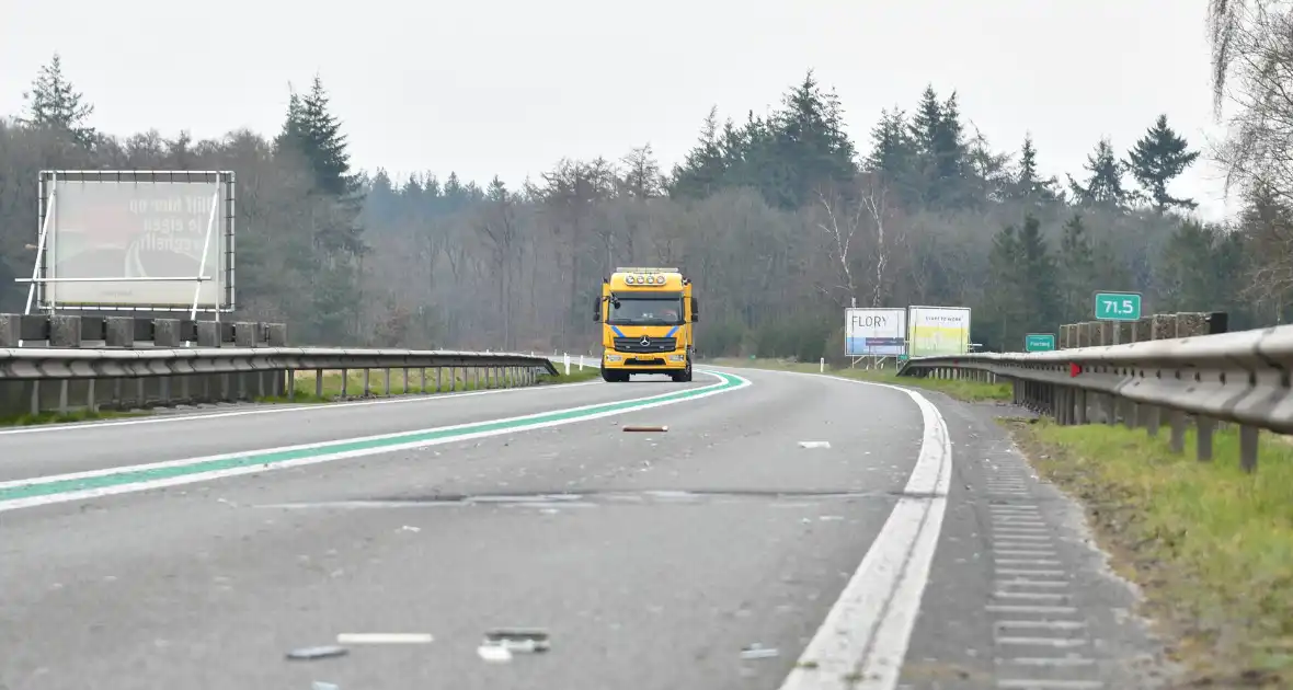 Meerdere auto's met lekke banden vanwege afgevallen lading - Foto 3