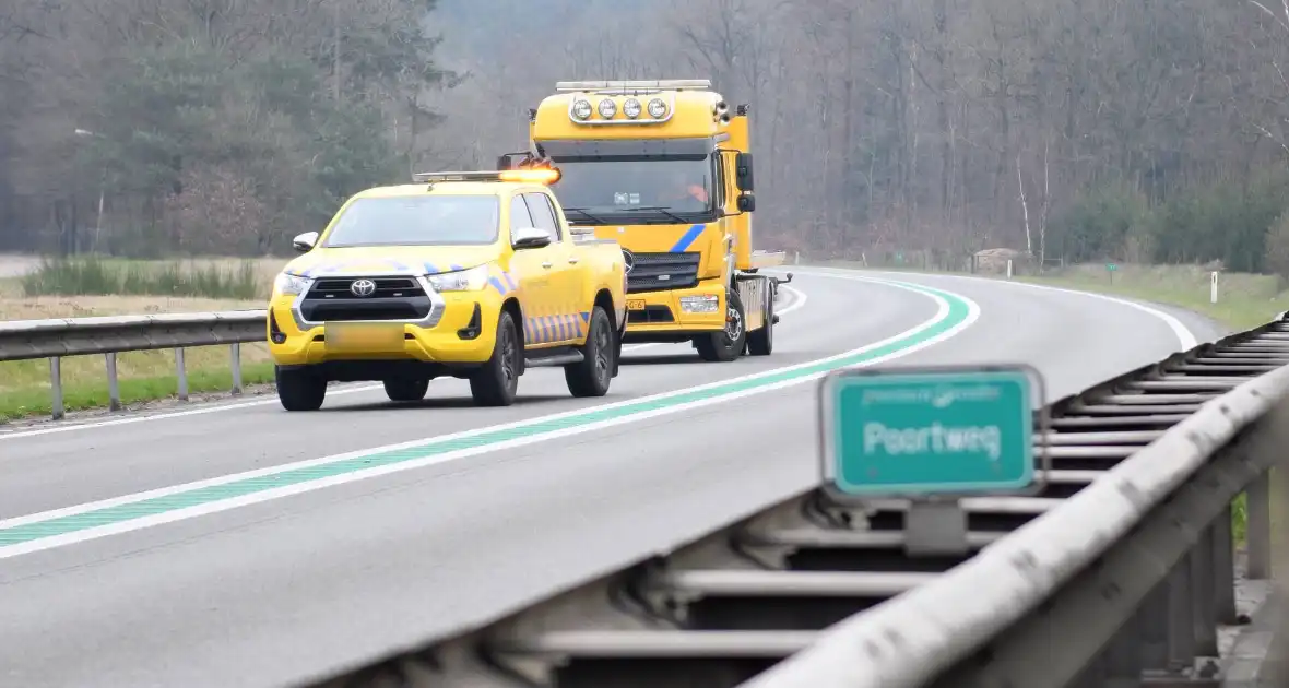 Meerdere auto's met lekke banden vanwege afgevallen lading - Foto 5