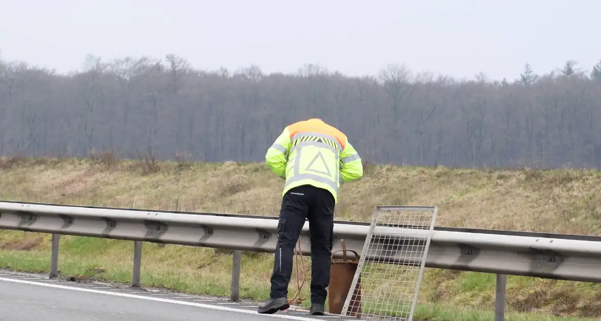 Meerdere auto's met lekke banden vanwege afgevallen lading - Foto 6