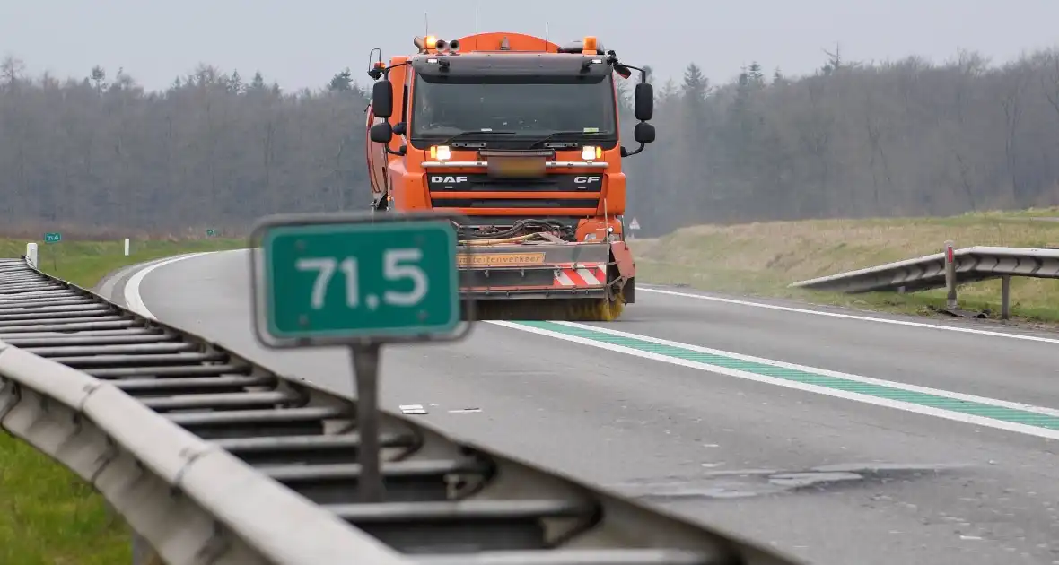 Meerdere auto's met lekke banden vanwege afgevallen lading - Foto 7