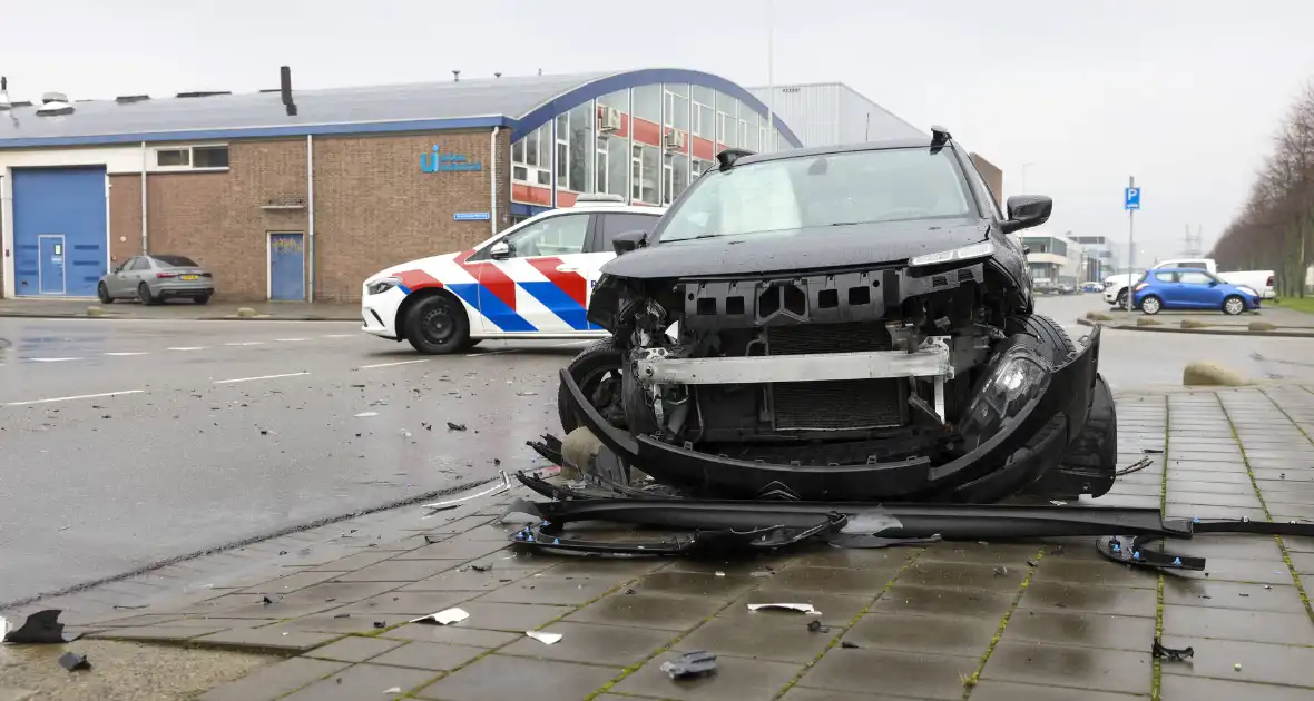 Auto's fiks beschadigd bij botsing - Foto 3