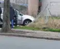 Automobilist rijdt door hek