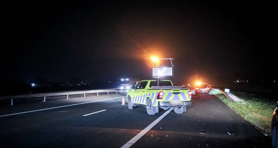 Grote verkeershinder door ongeval met twee auto's - Foto 2