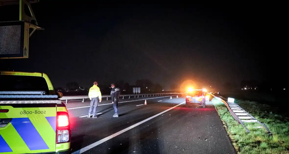 Grote verkeershinder door ongeval met twee auto's - Foto 3