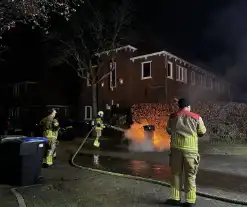 Brandweer blust brandende kliko's