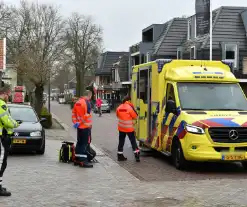 Fietser schrikt van auto en komt hard ten val