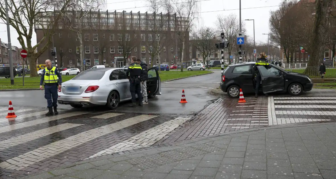 Kinderen behandeld in ambulance na botsing tussen taxi en auto