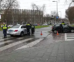 Kinderen behandeld in ambulance na botsing tussen taxi en auto