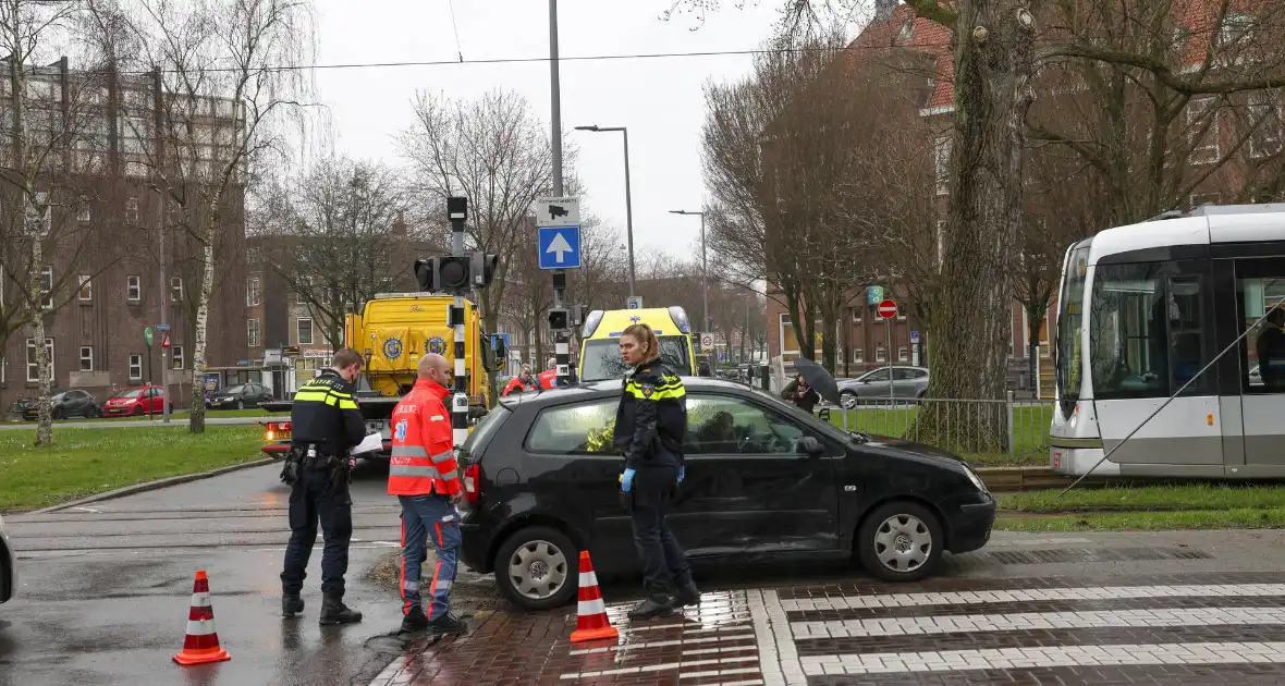 Kinderen behandeld in ambulance na botsing tussen taxi en auto - Foto 1