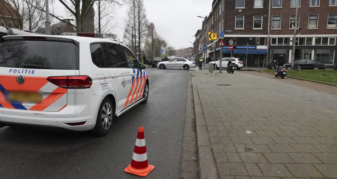 Kinderen behandeld in ambulance na botsing tussen taxi en auto - Foto 10