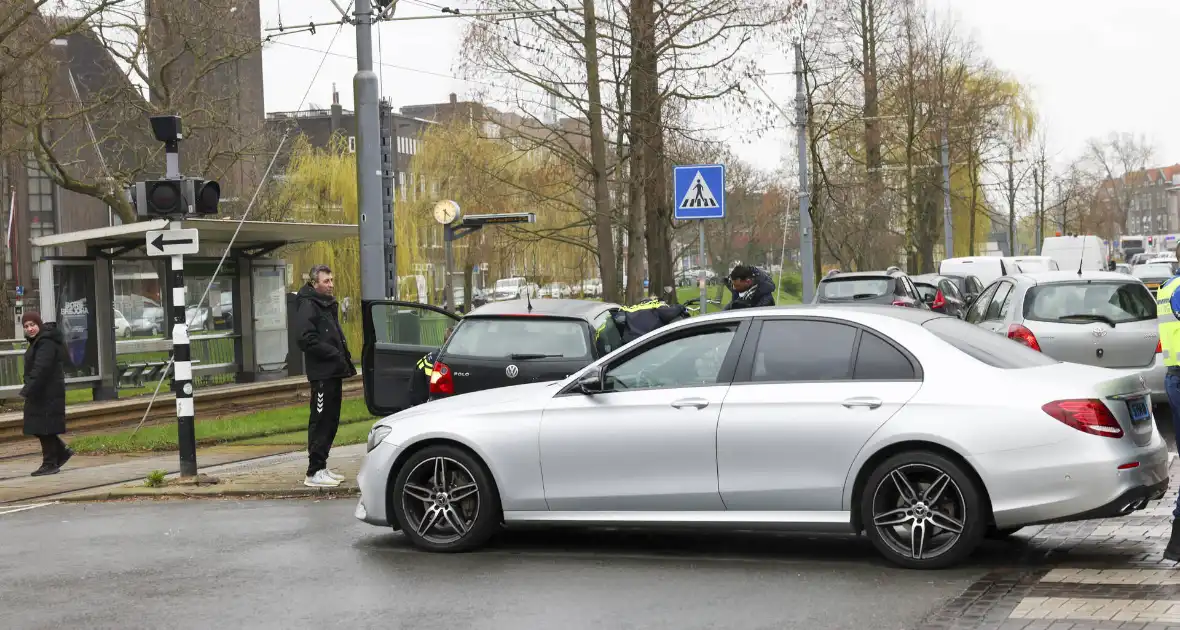 Kinderen behandeld in ambulance na botsing tussen taxi en auto - Foto 11