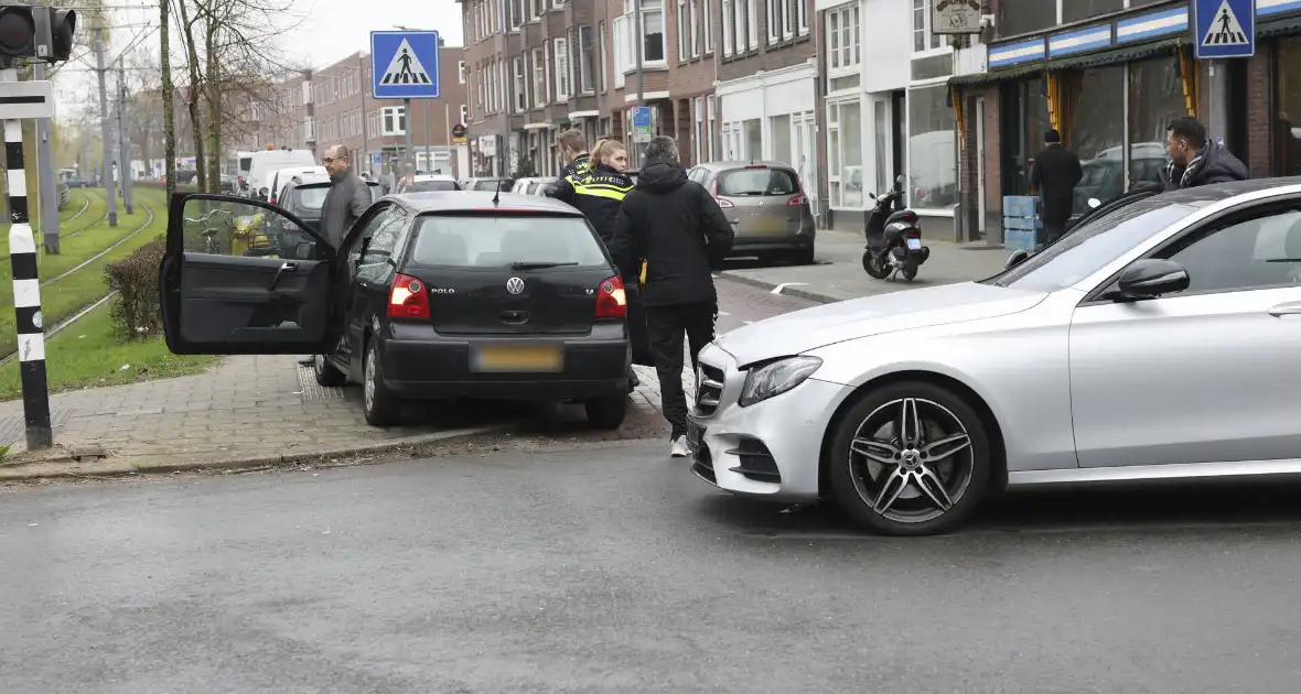 Kinderen behandeld in ambulance na botsing tussen taxi en auto - Foto 12