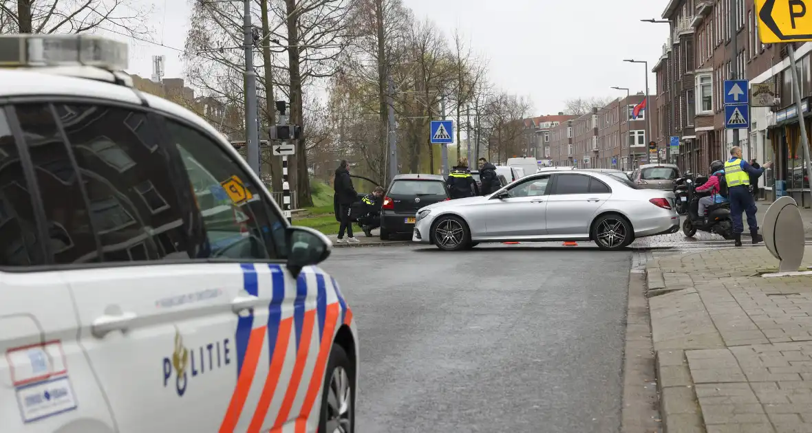 Kinderen behandeld in ambulance na botsing tussen taxi en auto - Foto 13