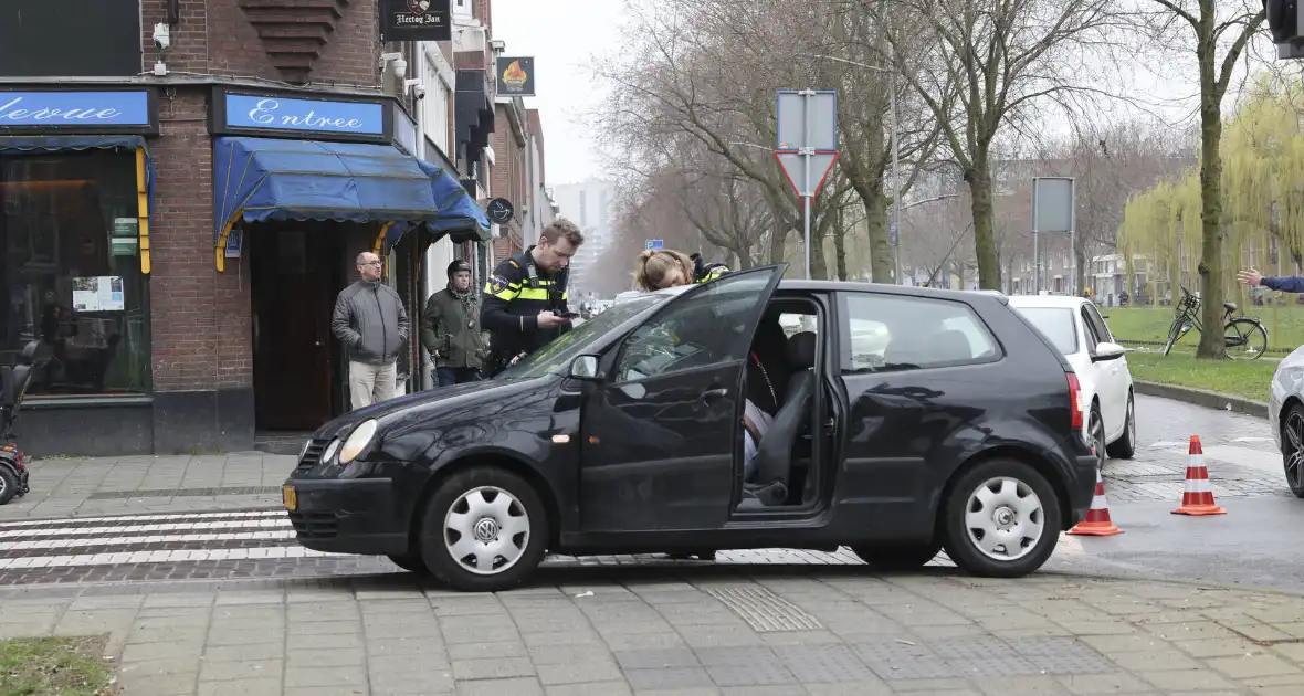 Kinderen behandeld in ambulance na botsing tussen taxi en auto - Foto 14