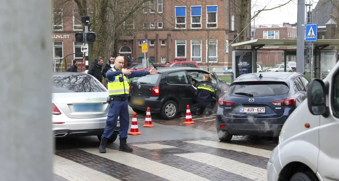 Kinderen behandeld in ambulance na botsing tussen taxi en auto - Foto 15