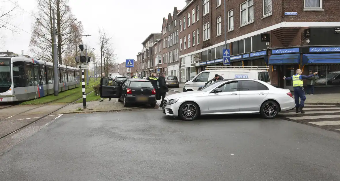 Kinderen behandeld in ambulance na botsing tussen taxi en auto - Foto 16