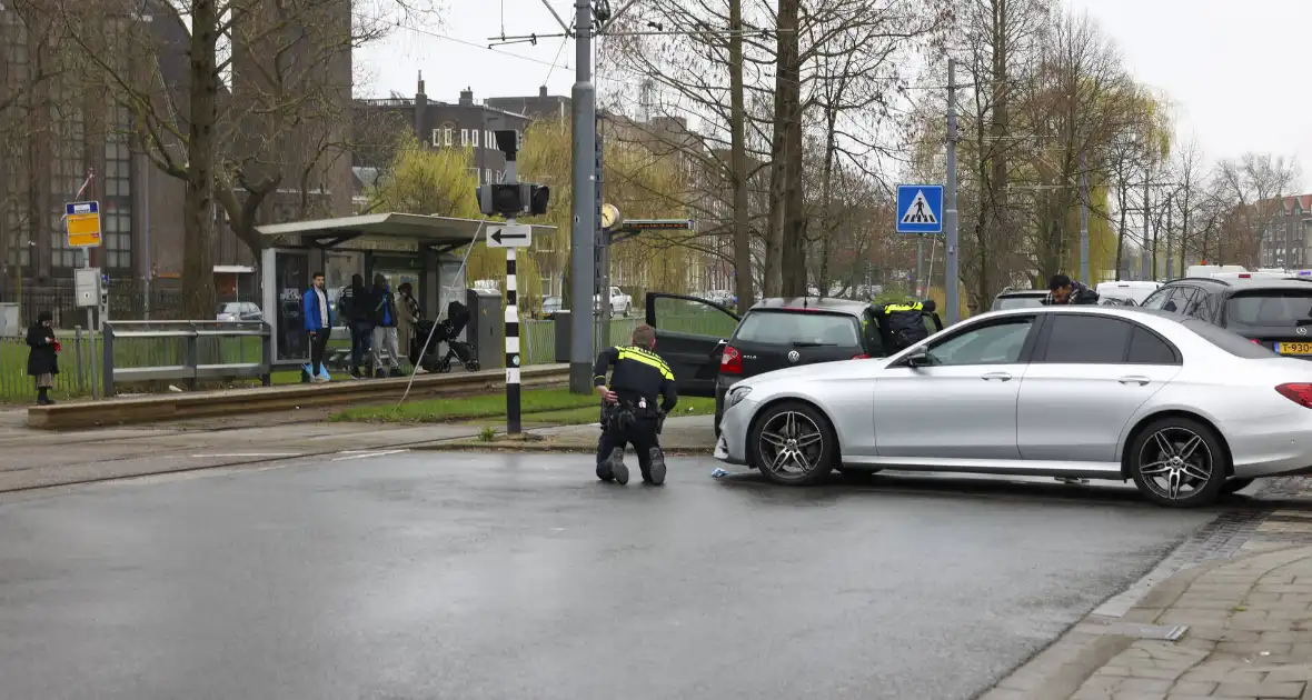 Kinderen behandeld in ambulance na botsing tussen taxi en auto - Foto 2