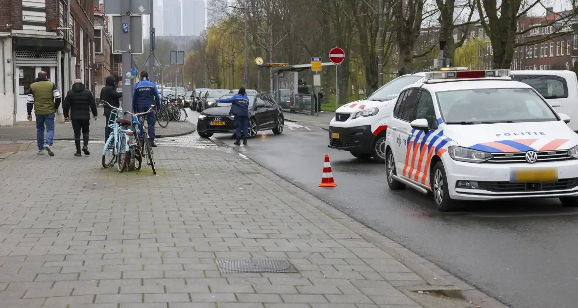 Kinderen behandeld in ambulance na botsing tussen taxi en auto - Foto 4