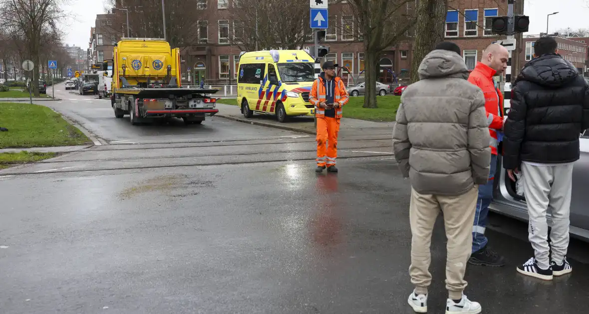 Kinderen behandeld in ambulance na botsing tussen taxi en auto - Foto 5