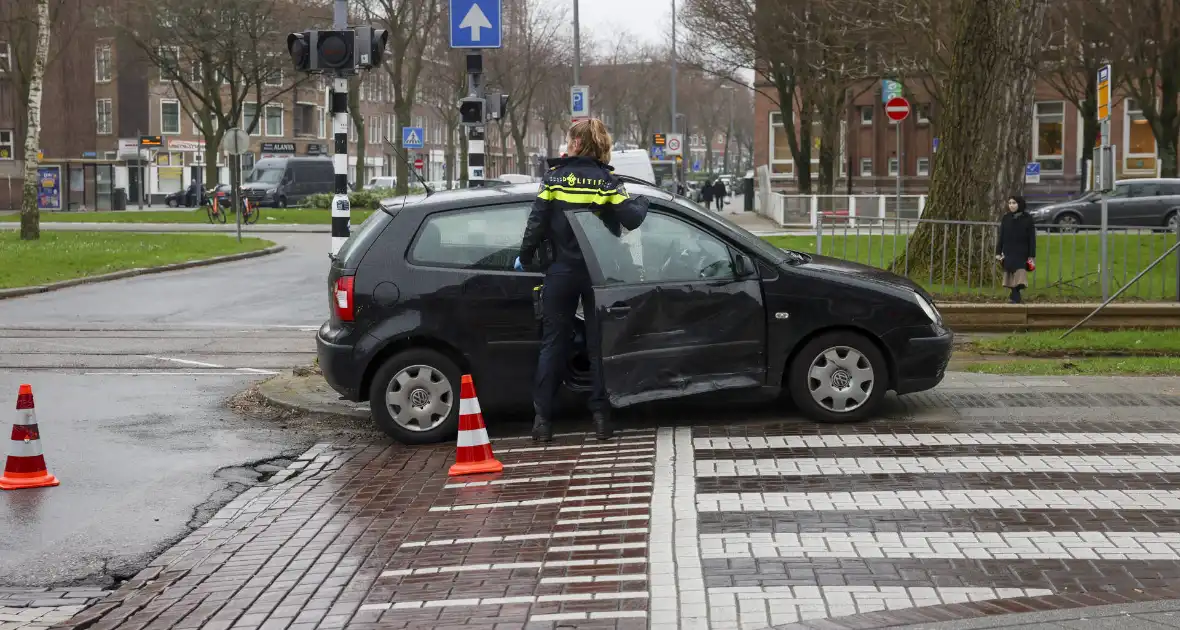 Kinderen behandeld in ambulance na botsing tussen taxi en auto - Foto 7