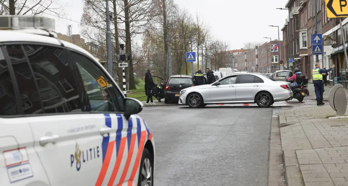 Kinderen behandeld in ambulance na botsing tussen taxi en auto - Foto 8