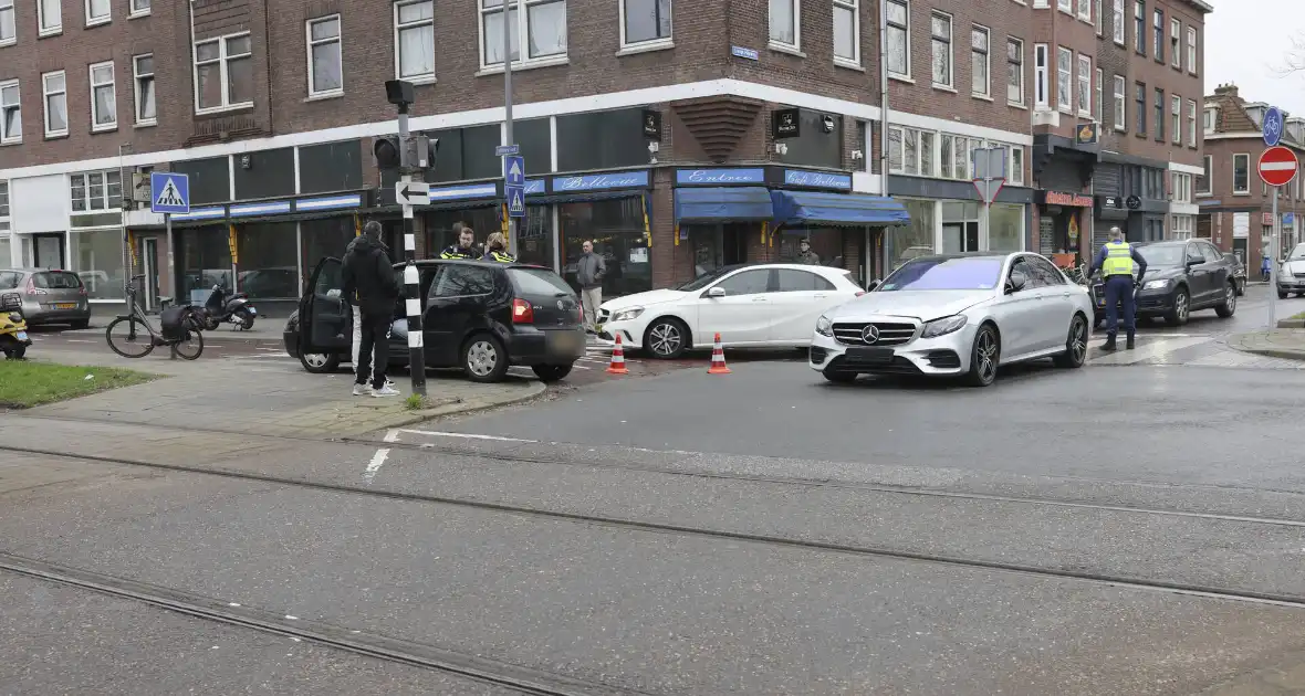 Kinderen behandeld in ambulance na botsing tussen taxi en auto - Foto 9