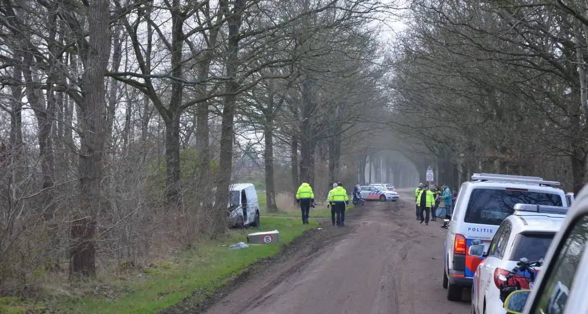 Bestuurder ernstig gewond bij botsing met boom