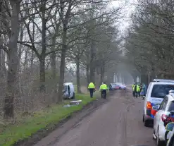 Bestuurder ernstig gewond bij botsing met boom