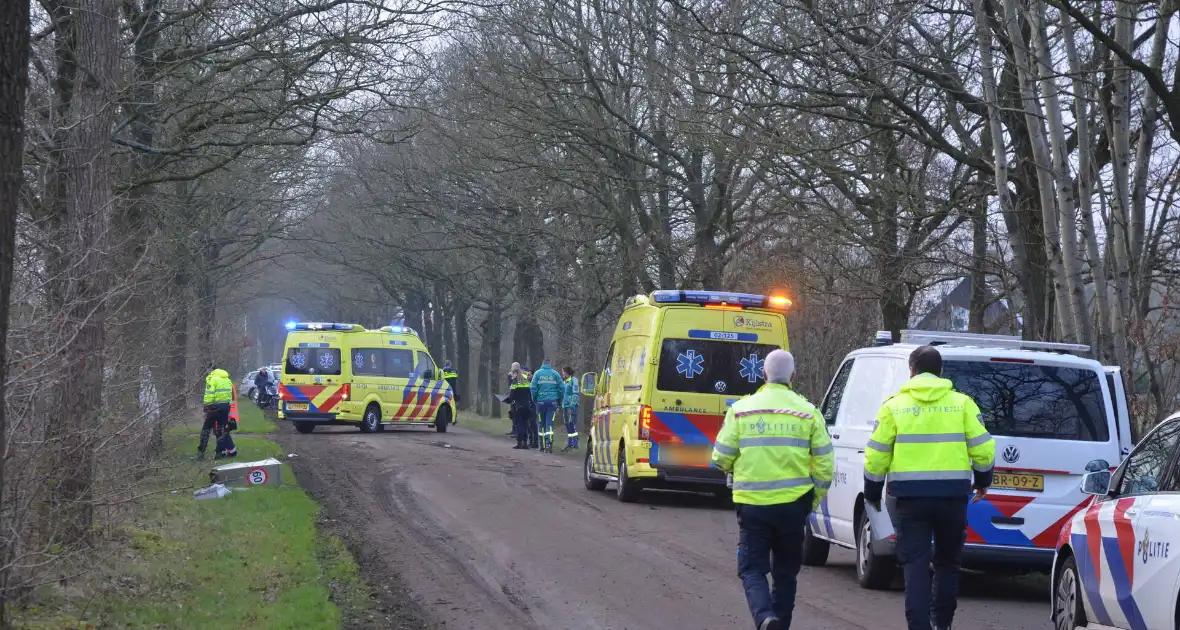 Bestuurder ernstig gewond bij botsing met boom - Foto 1