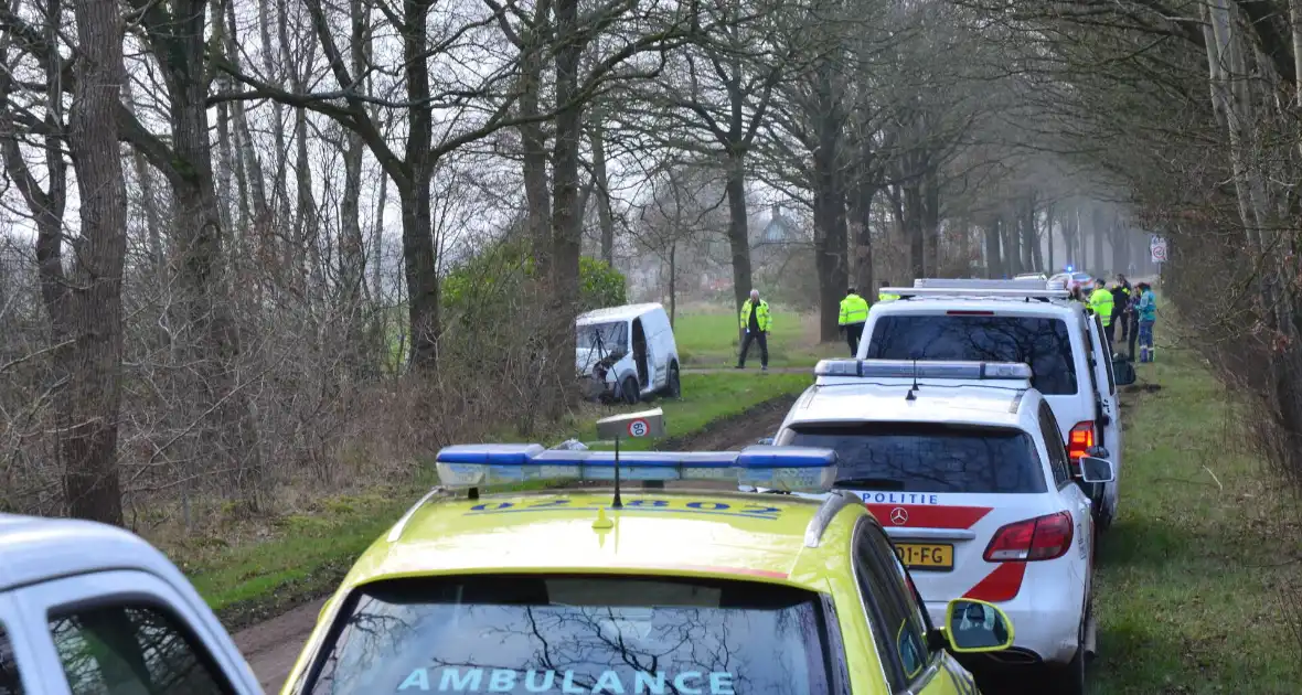 Bestuurder ernstig gewond bij botsing met boom - Foto 2