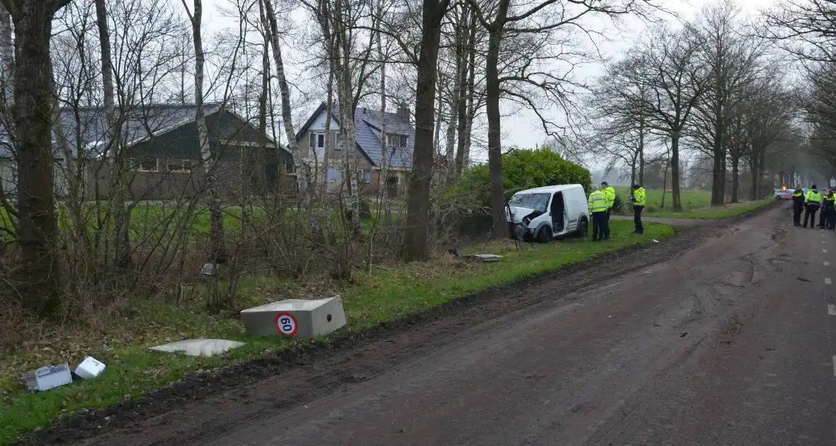 Bestuurder ernstig gewond bij botsing met boom - Foto 5