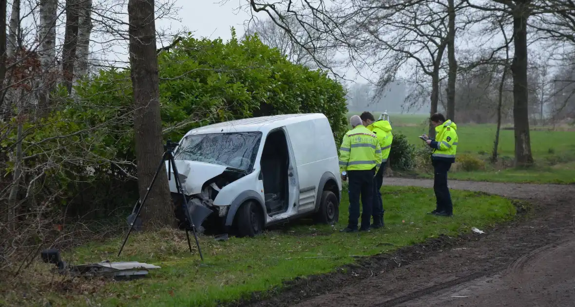 Bestuurder ernstig gewond bij botsing met boom - Foto 6