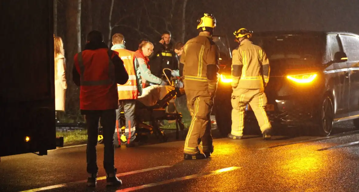 Auto belandt in sloot, vrouw gewond naar ziekenhuis - Foto 2