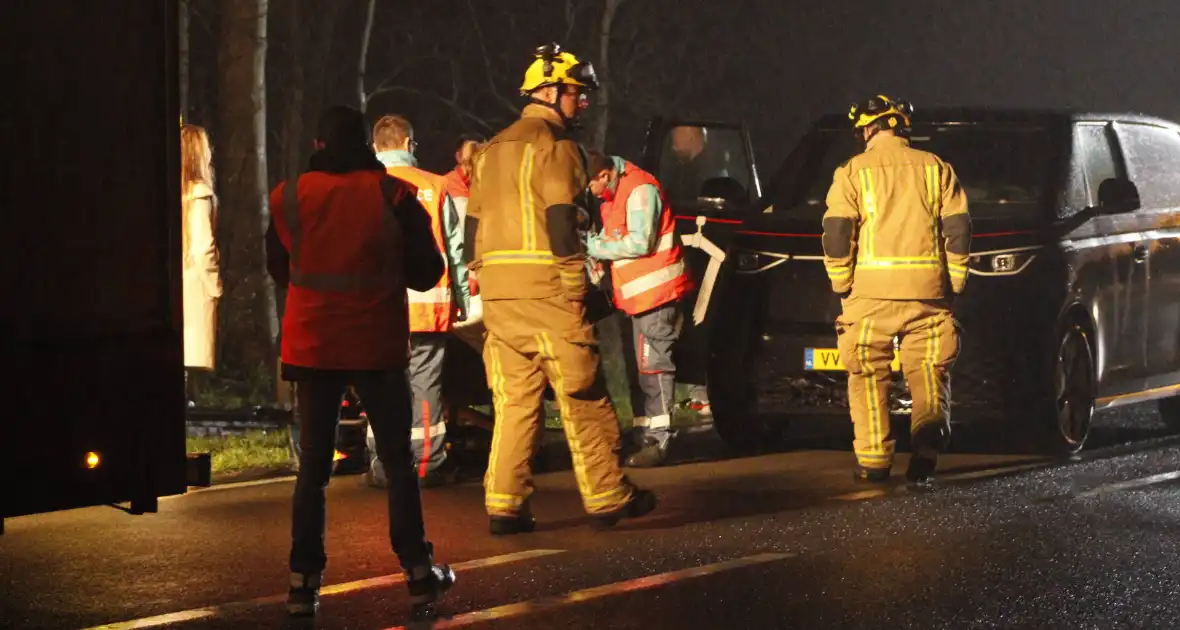 Auto belandt in sloot, vrouw gewond naar ziekenhuis - Foto 3