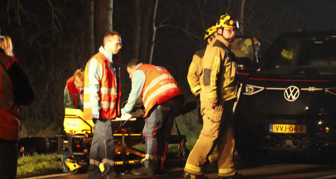 Auto belandt in sloot, vrouw gewond naar ziekenhuis - Foto 4