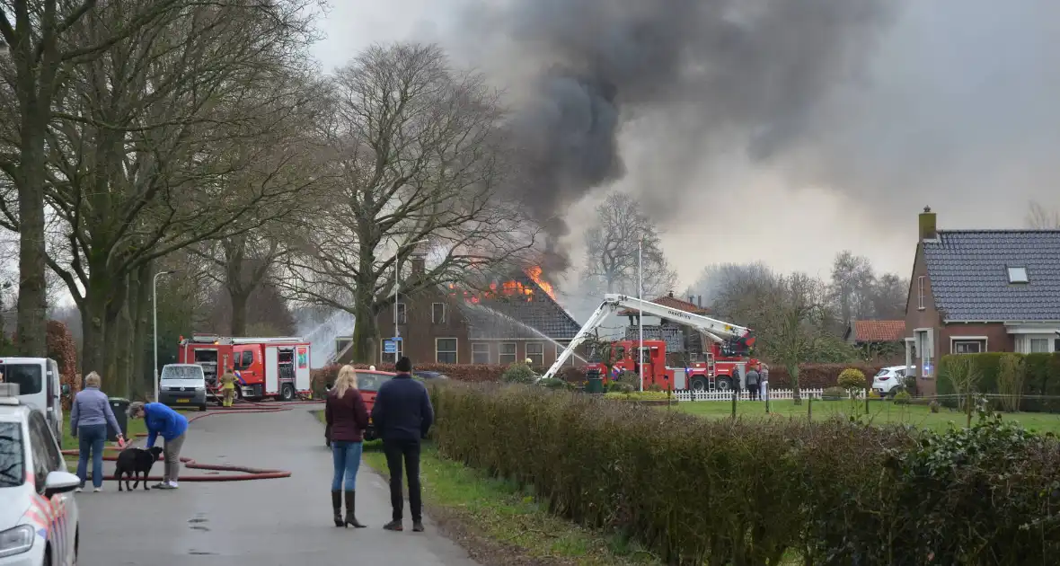 Woonboerderij verwoest door brand - Foto 1