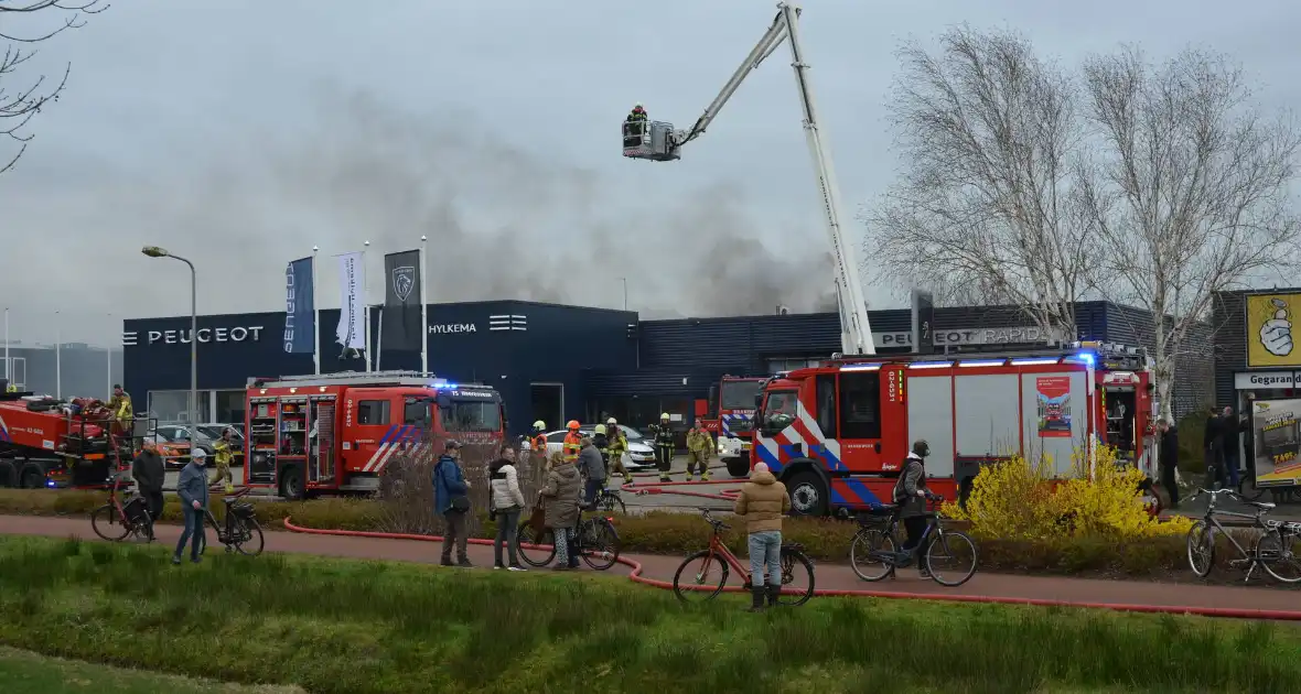 Uitslaande brand bij Peugeot autobedrijf