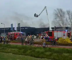 Uitslaande brand bij Peugeot autobedrijf