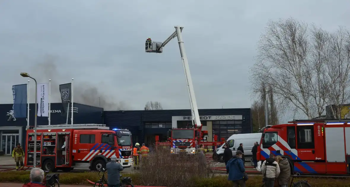 Uitslaande brand bij Peugeot autobedrijf - Foto 1