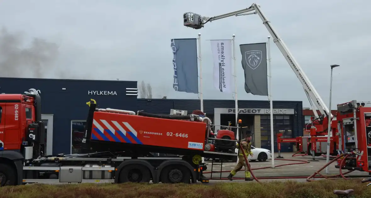Uitslaande brand bij Peugeot autobedrijf - Foto 2