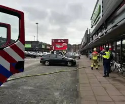 Rook onder de motorkap van de auto