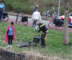 Fietser raakt te water na botsing met andere fietser