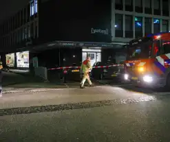 Brand tegen deur van winkel snel geblust