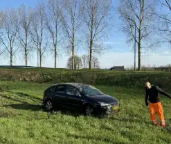 Auto rijdt van viaduct