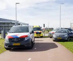 Vrachtwagen en personenauto botsen